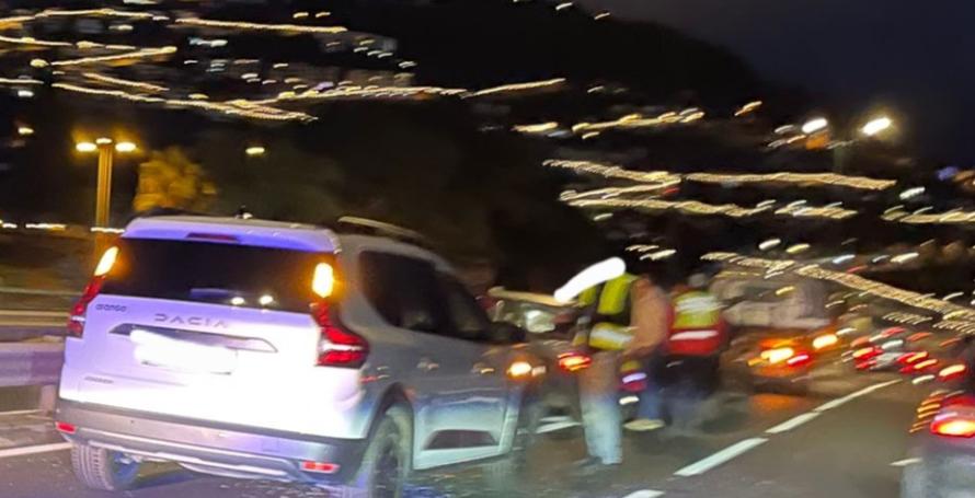 Dois feridos, um deles encarcerado, num acidente entre três carros na via rápida