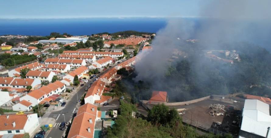 Incêndio junto a habitações no Bairro da Nogueira