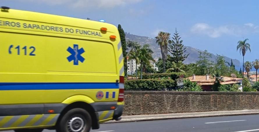 Despiste de trotinete fere jovem com 16 anos com alguma gravidade