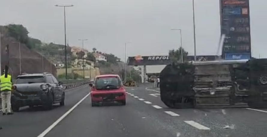 Violento acidente com capotamento na via rápida (Com vídeo)