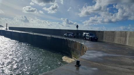 Mulher projetada para ribeira após acidente entre mota e carro
