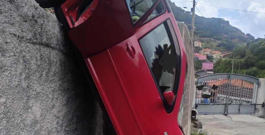 Carro sem travões sai de estrada, cai três metros e fica na vertical com quatro pessoas presas no interior, entre elas um bebé