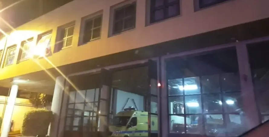 Menino com 11 anos ferido numa escola vai para o hospital