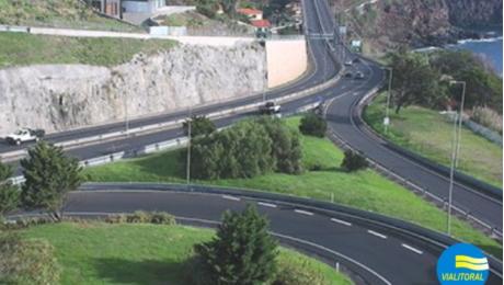 Ciclista idoso na via rápida