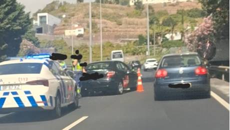 Acidente na via rápida entre carrinha e carro ligeiro