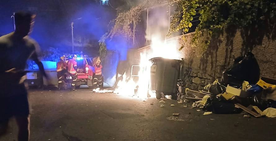 Incendiaram contentor de lixo; chamas danificaram dois carros