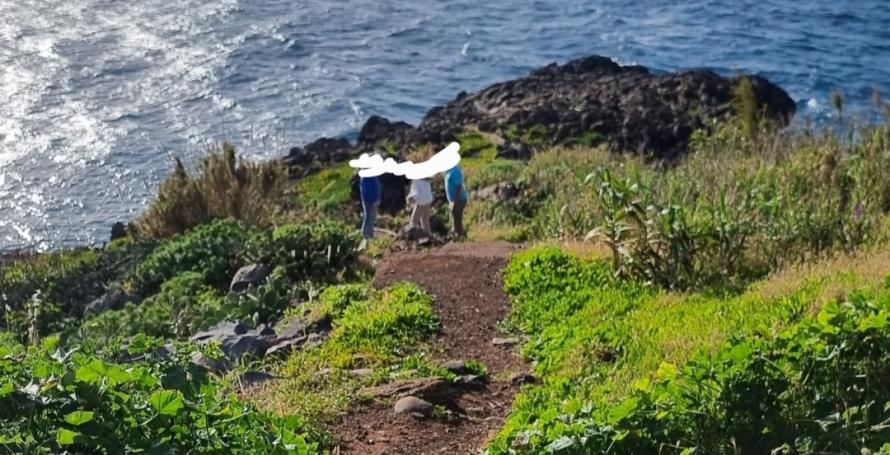Turistas desrespeitam interdição a sítio junto ao mar por razões de segurança