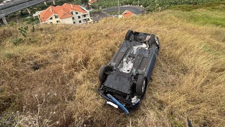 Aparatosa saída de estrada, com capotamento, faz um ferido