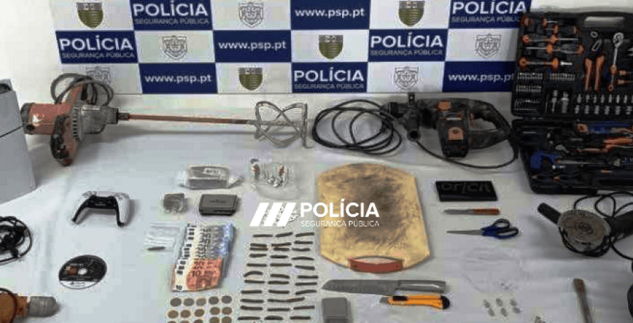 Três homens detidos com mais de 600 doses de droga; uma Playstation, ferramentas, berbequins e rebarbadoras usadas como troca