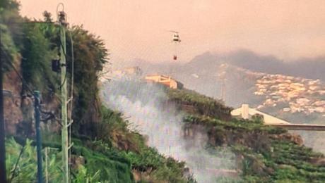 Incêndio ativo numa encosta nos Socorridos