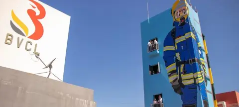 Queimada autorizada perto de casa corre mal; três corporações no local