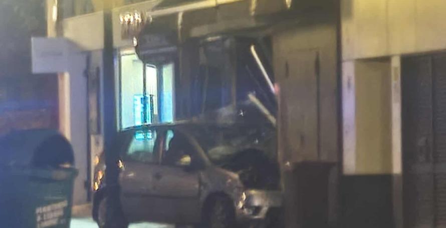 Carro entra por estabelecimento adentro