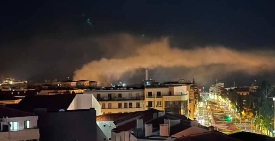 Reforço de meios para incêndio na Zona Velha que continua a alastrar