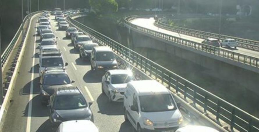 Carro incendeia-se dentro de túnel na via rápida