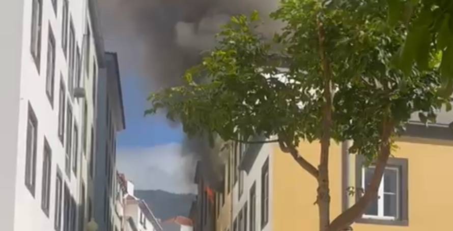 Grande incêndio num prédio no Funchal (Com vídeo)