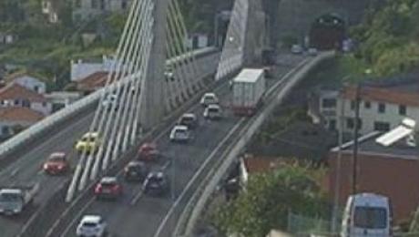 Camião imobilizado na via rápida no Funchal complica trânsito