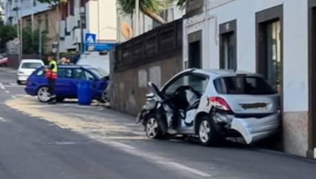 Violento acidente fere mulher e jovem
