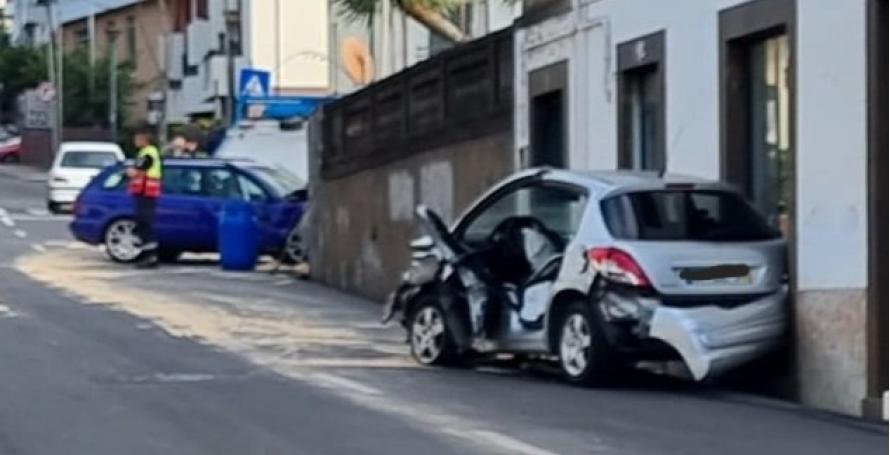 Violento acidente fere mulher e jovem