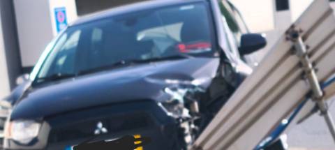 Carro choca contra placa de sinalização no Funchal