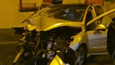 Violento choque frontal faz três feridos