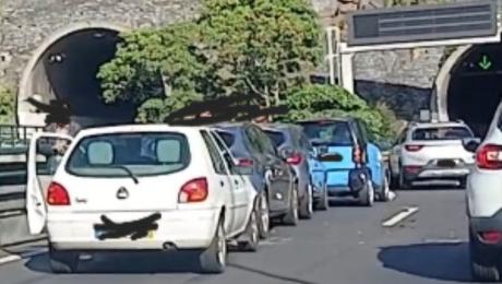 Menina com 6 anos ferida no acidente entre cinco carros na via rápida