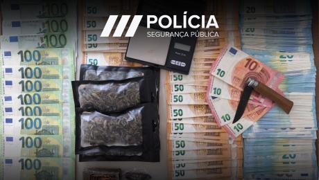 Traficante de droga com mais de 180 doses ameaça PSP com arma, incita cão contra agentes, é detido pela segunda vez num ano mas fica em liberdade