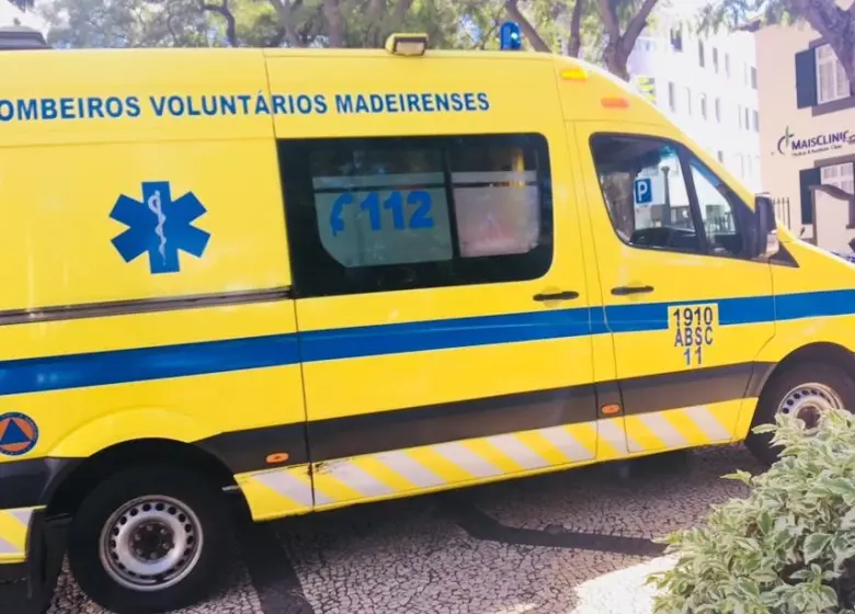 Jovem motociclista ferido num acidente entre mota e carro