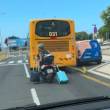Turistas vistos a transportarem malas enquanto andam de mota