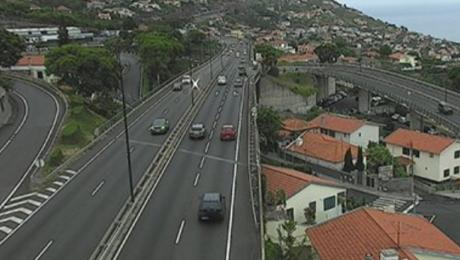 Motociclista ferido num acidente entre mota e carro na via rápida
