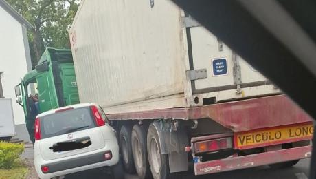 Choque entre camião e carro ligeiro na rotunda de São Martinho