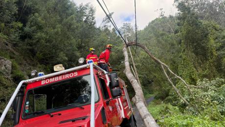 Bombeiros conseguem desobstruir acesso ao Curral dos Romeiros após três horas de intervenção