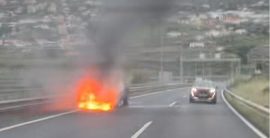 Carro em chamas na via rápida