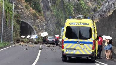 Derrocada fere turista e atinge vários carros