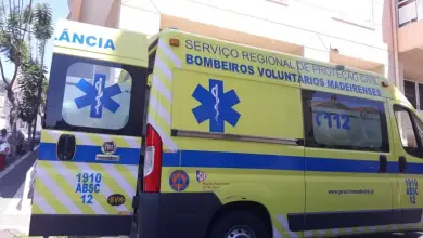 Homem atropelado por carro em marcha atrás num armazém
