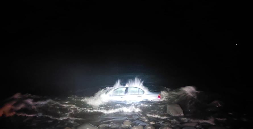 Jovem estava no interior do carro que caiu ao mar