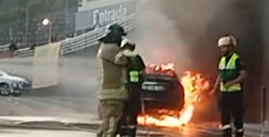 Carro destruído por incêndio