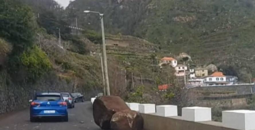 Pedras de grandes dimensões voltam a cair na estrada onde recentemente um carro foi atingido e uma mulher ficou ferida