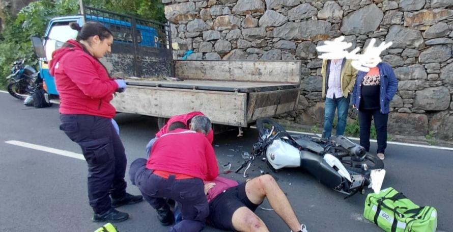 Jovem motociclista choca contra carrinha estacionada e fica ferido