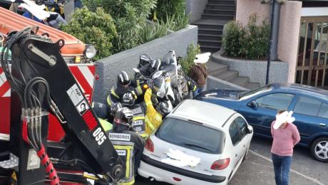 Motociclista fica entre parede e carro num acidente