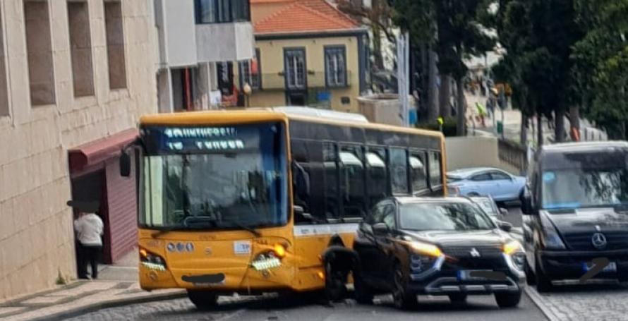 Acidente entre autocarro e viatura no Funchal