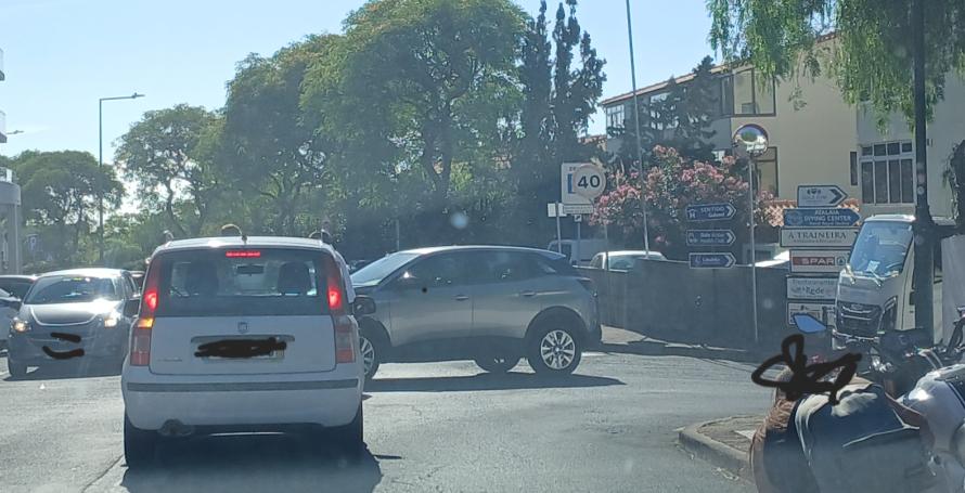 Acidente entre mota e carro