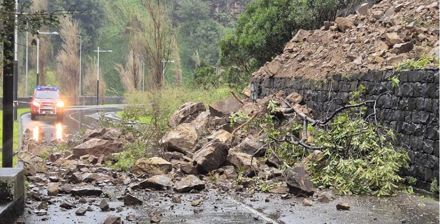 Derrocada fecha estrada