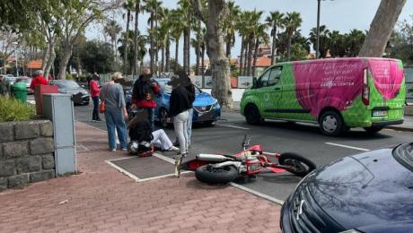 Jovem casal projetado após condutora virar de repente o carro e atingir mota