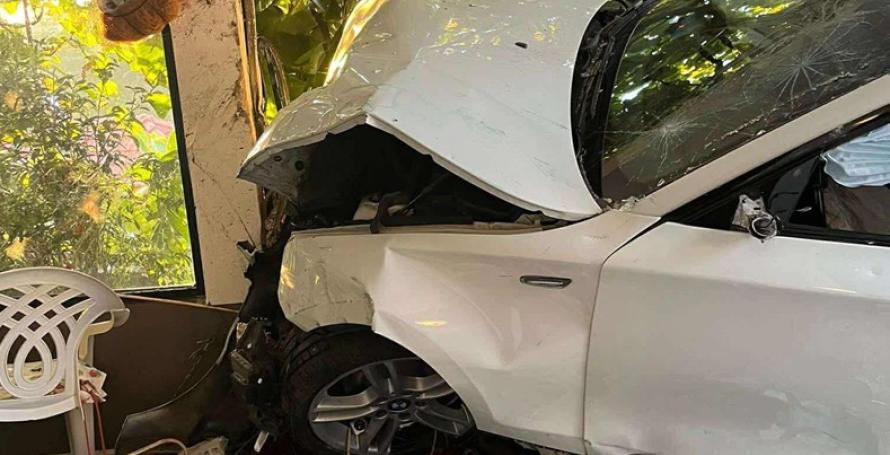 Carro entra por casa adentro