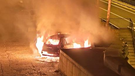Carro elétrico destruído por incêndio