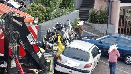 Motociclista fica entre parede e carro num acidente