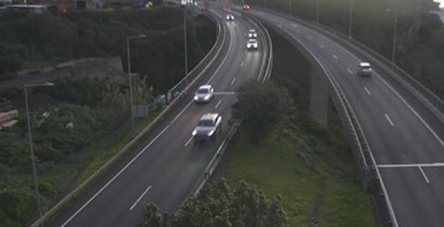 Idoso atravessa via rápida e é atingido por carro