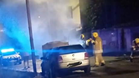 Carro incendeia-se