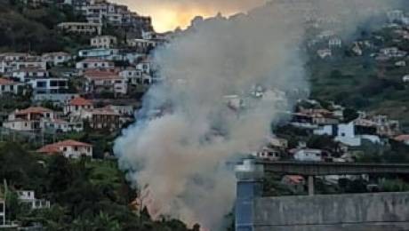 Incêndio com alguma dimensão no Funchal