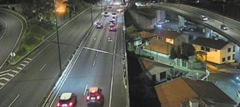 Choque em cadeia entre três carros na via rápida faz dois feridos